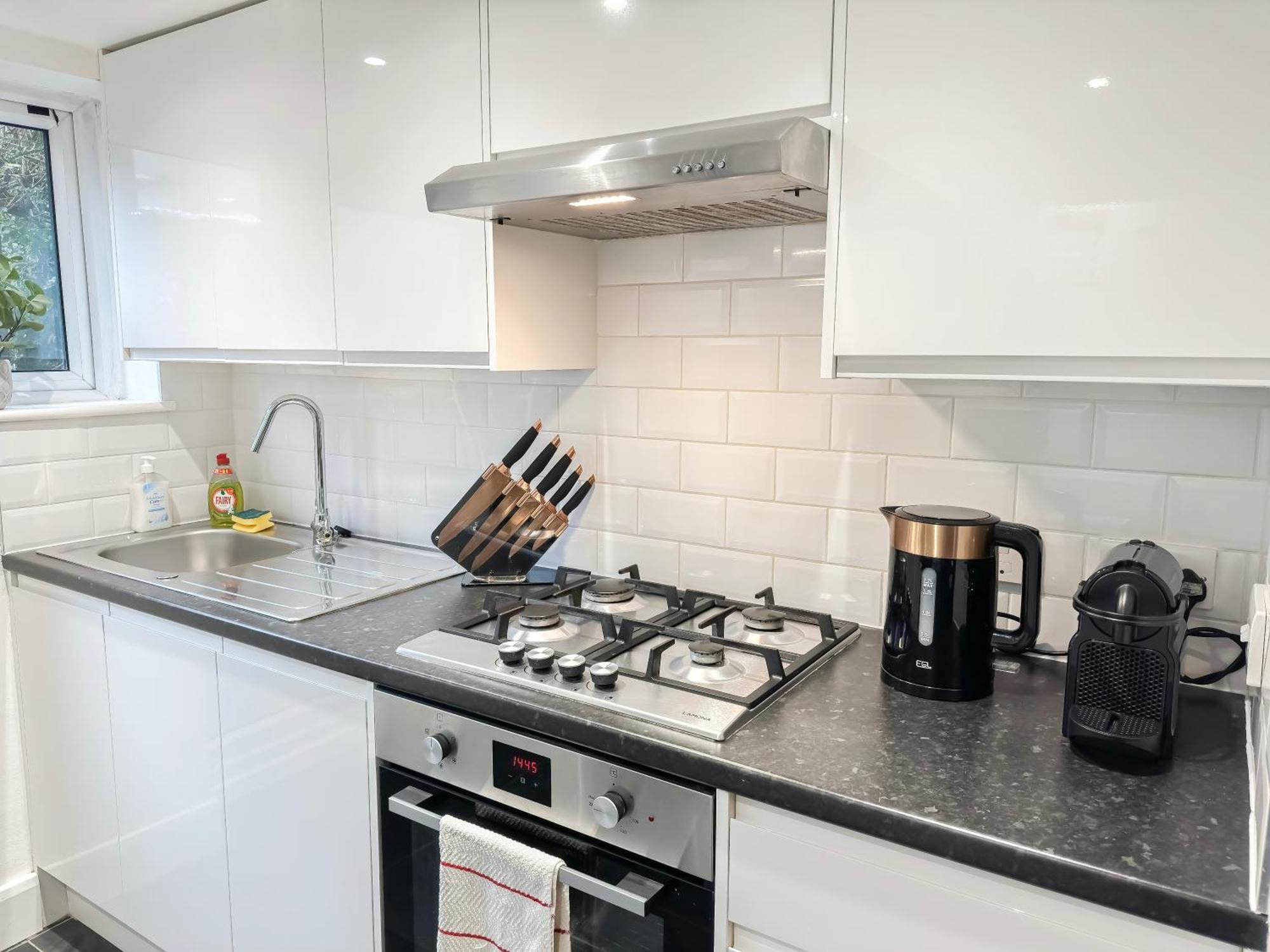 1-Bedroom Flat With Small Garden & Paid Parking In Finsbury Park, Highbury 런던 외부 사진