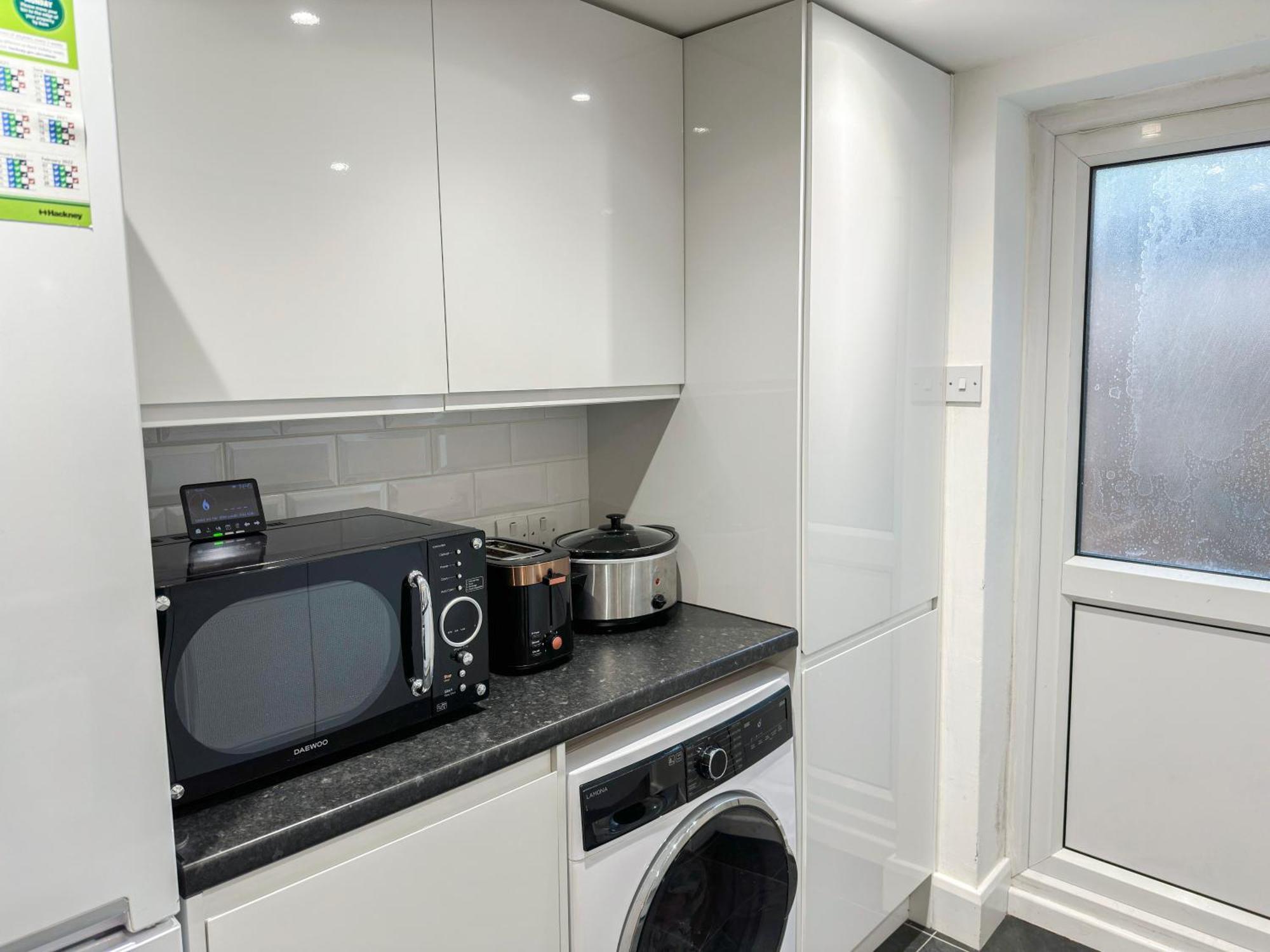 1-Bedroom Flat With Small Garden & Paid Parking In Finsbury Park, Highbury 런던 외부 사진