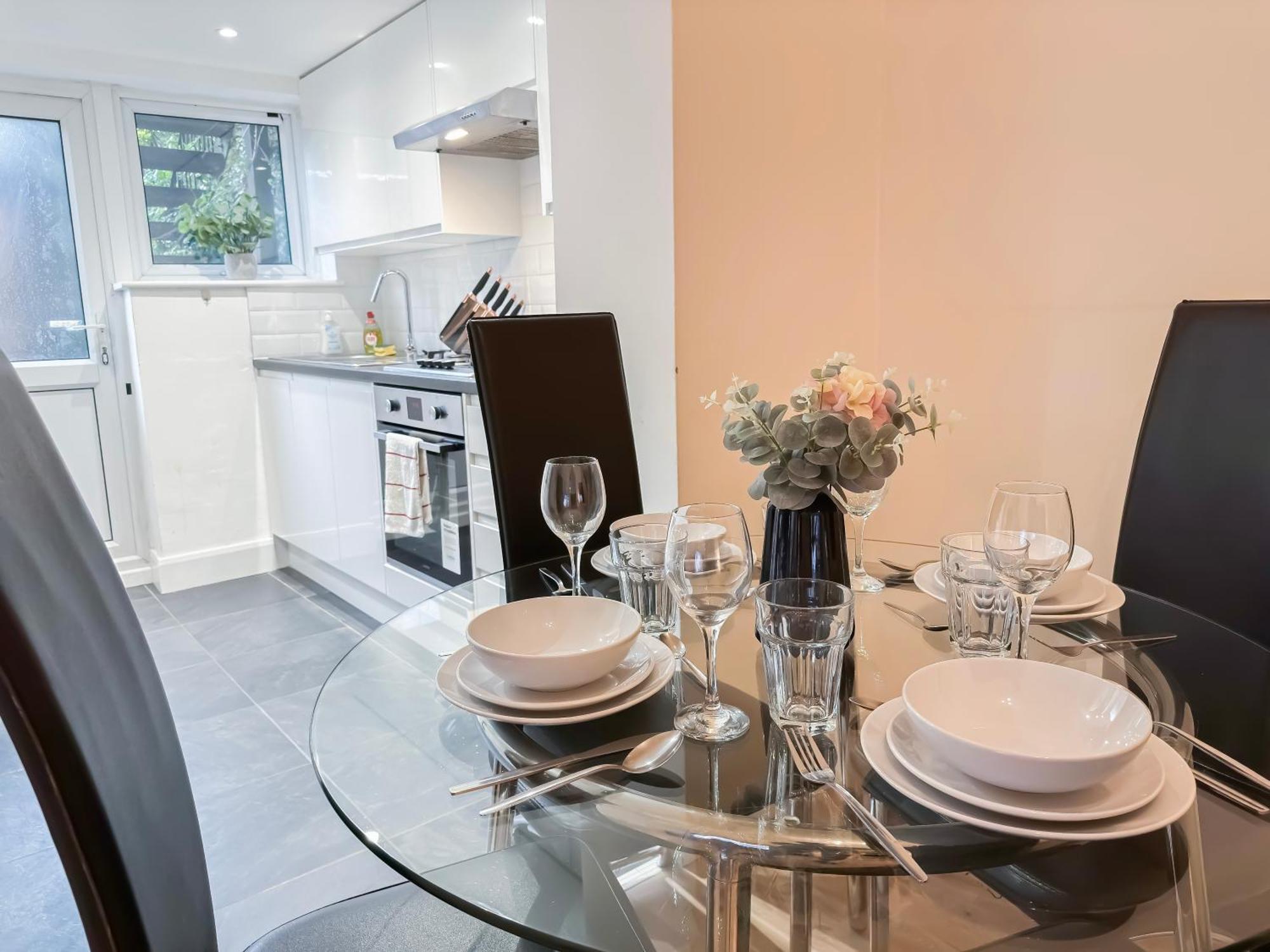 1-Bedroom Flat With Small Garden & Paid Parking In Finsbury Park, Highbury 런던 외부 사진