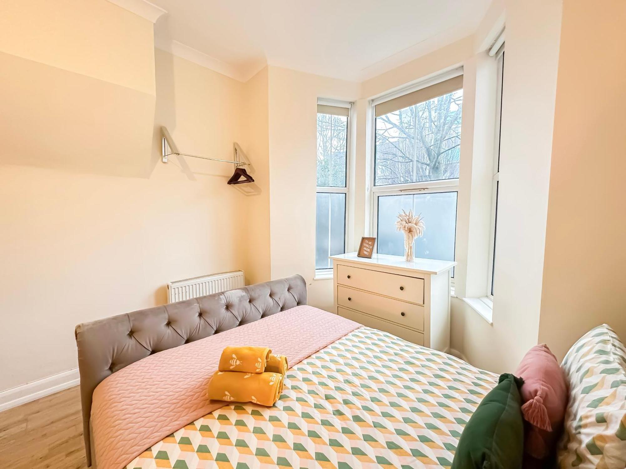 1-Bedroom Flat With Small Garden & Paid Parking In Finsbury Park, Highbury 런던 외부 사진