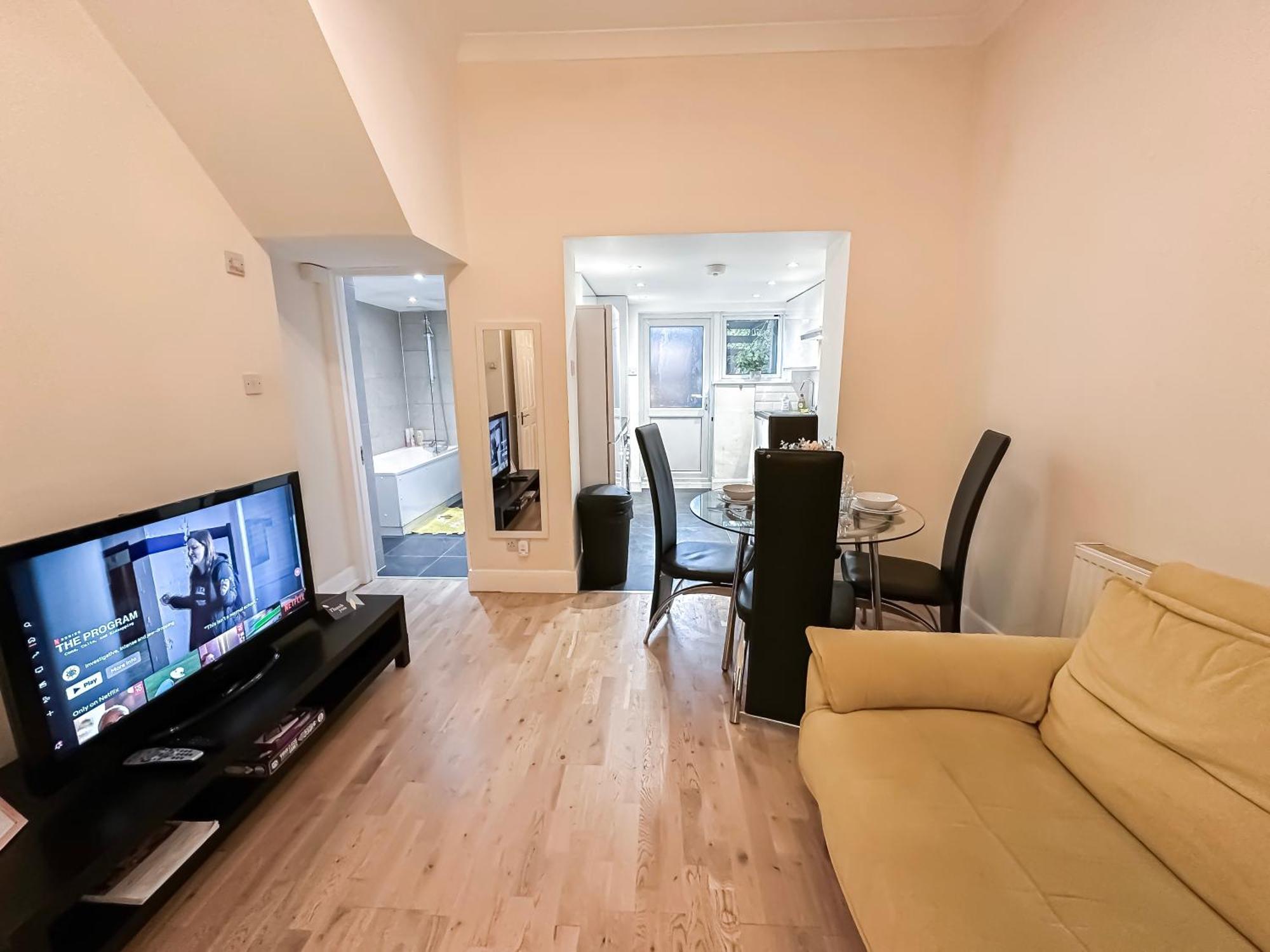1-Bedroom Flat With Small Garden & Paid Parking In Finsbury Park, Highbury 런던 외부 사진