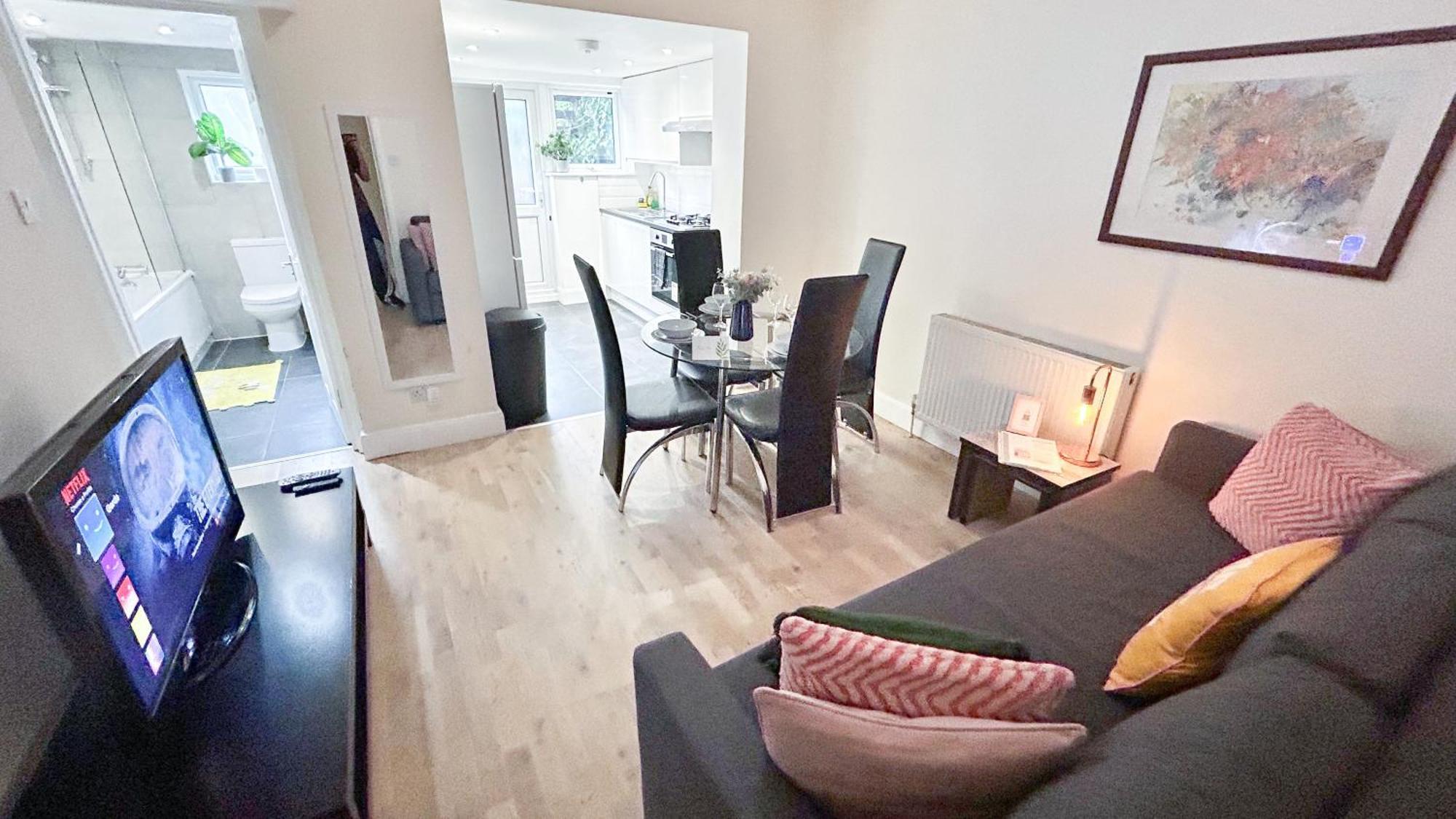 1-Bedroom Flat With Small Garden & Paid Parking In Finsbury Park, Highbury 런던 외부 사진