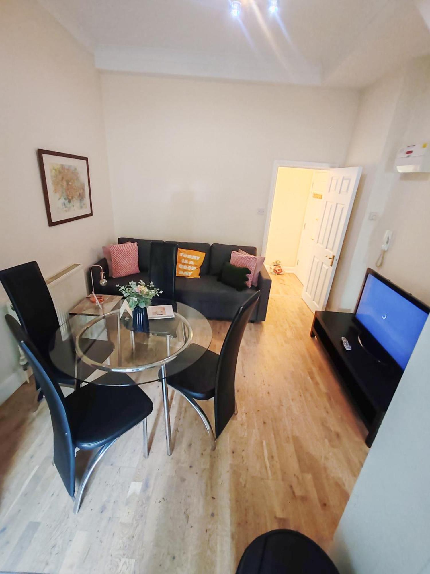 1-Bedroom Flat With Small Garden & Paid Parking In Finsbury Park, Highbury 런던 외부 사진