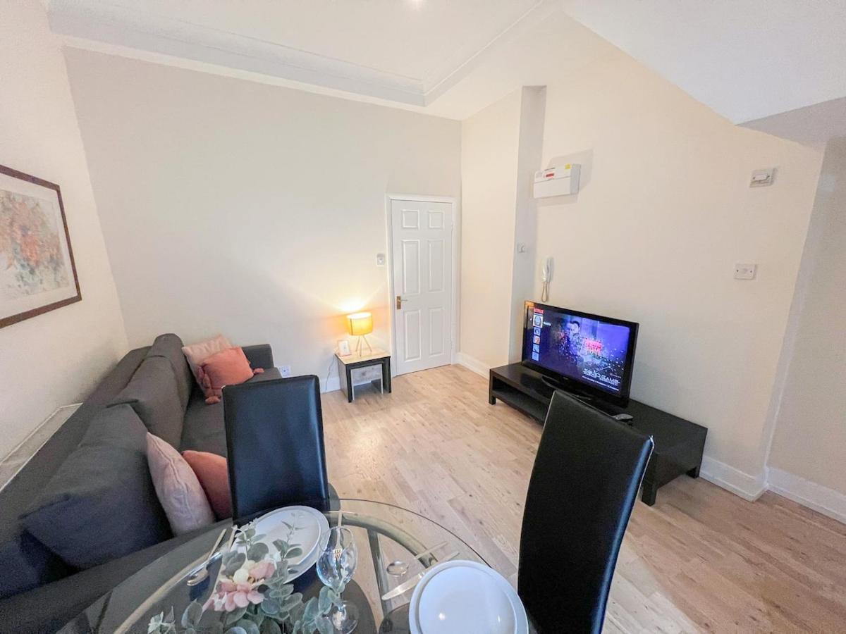 1-Bedroom Flat With Small Garden & Paid Parking In Finsbury Park, Highbury 런던 외부 사진