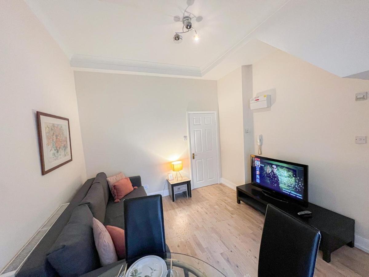 1-Bedroom Flat With Small Garden & Paid Parking In Finsbury Park, Highbury 런던 외부 사진