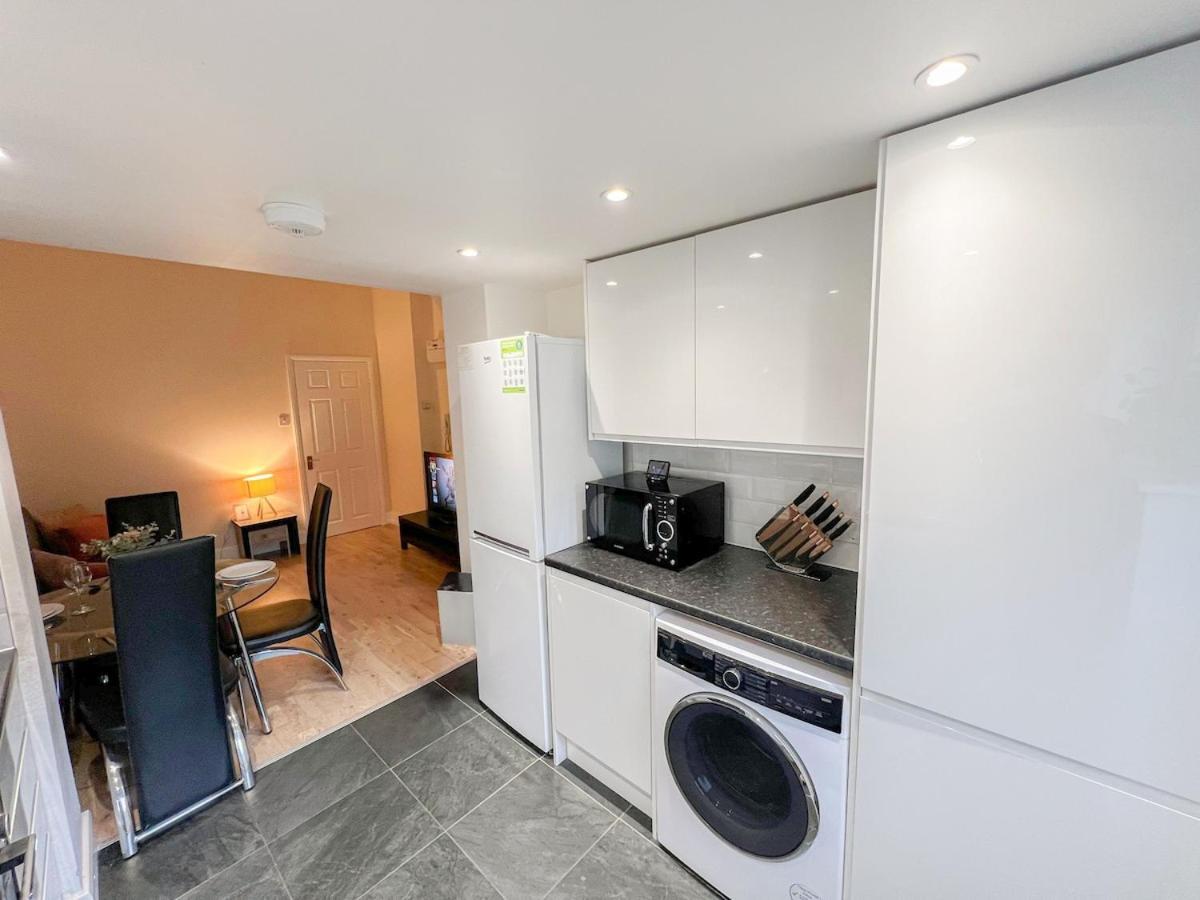 1-Bedroom Flat With Small Garden & Paid Parking In Finsbury Park, Highbury 런던 외부 사진